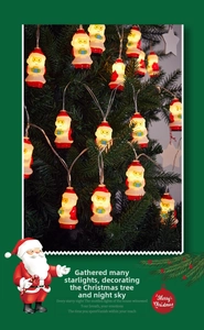 Gedetailleerd overzicht van warme kerstmanverlichting aan een feestelijke boom.