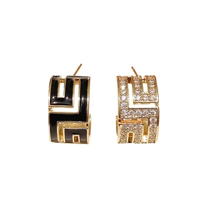 Boucles d'oreilles C dorées avec motif grec en émail noir et pavé de zircons brillants