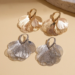 Chic hollow heart petal hoop earrings in gold and silver finish on textured stones