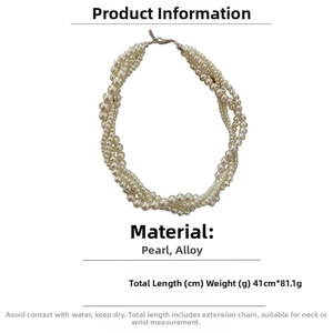 Dettaglio della collana choker di perle barocche multistrato con design a treccia da 41cm