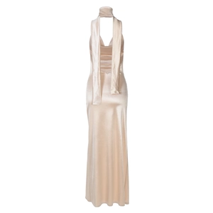 Détail de robe dos nu en satin champagne avec une texture élégante et drapé soyeux
