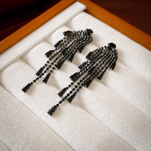 Boucles D'Oreilles Longues À Pompons En Zircon Noir Style Rétro Sombre Avec Tige En Argent Base En Cuivre Bijoux Pour Femmes