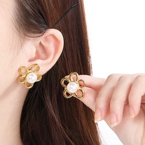 Boucles d'oreilles fleurs en acier doré 18K ornées d'une perle blanche au centre