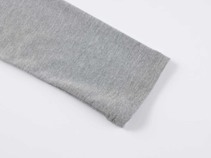 Gros plan détaillé des coutures sur le poignet d'un t-shirt gris en modal