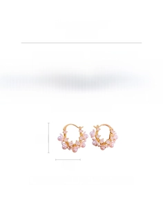 Dettaglio di orecchini a fiore con zircone rosa, perle e scala di misura di 2 cm