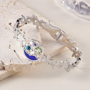 Détail d'un bracelet étoile de mer en acier inoxydable avec pendentif océan en émail