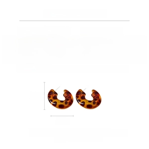 Detail view of leopard resin C-shaped earrings with 7.2g weight and 4.6cm height