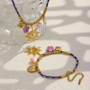 Collier bohème en acier inoxydable plaqué or 18K avec cordon tissé et breloques soleil