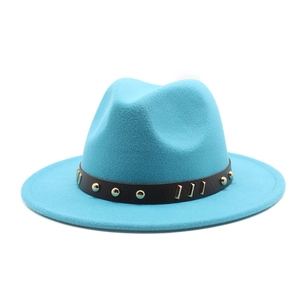 Dettaglio cappello Fedora in lana turchese con fascia in cuoio e borchie dorate