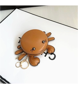 Détail du petit porte-monnaie crabe marron en cuir grainé avec porte-clés doré brillant
