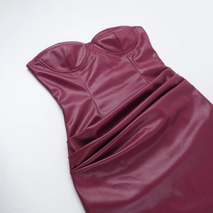 Détail de la robe bustier en cuir PU bordeaux avec plis élégants à la taille et éclat