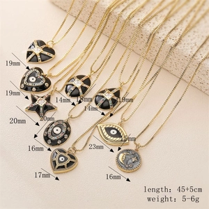 Détails de colliers dorés avec pendentifs divers et étiquettes de taille et poids