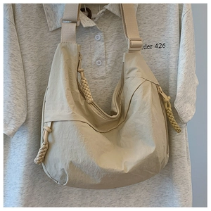 Dettaglio borsa a tracolla in nylon beige stropicciato con cinturino in tessuto abbinato