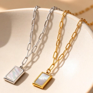 Collier avec pendentif carré en nacre et chaîne trombone en or et argent