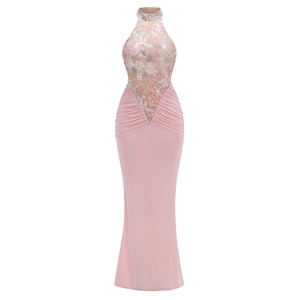 Dettaglio dell'abito da sera rosa senza maniche con paillettes e collo di strass