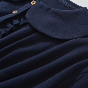 Robe bleu marine style preppy avec col rond, détails volantés et boutons en bois
