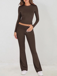 Dettaglio del set marrone con crop top a maniche lunghe e pantaloni a zampa