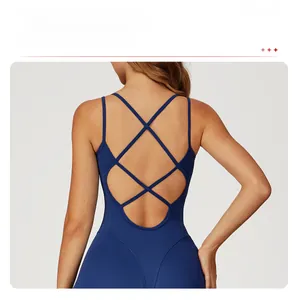 Détail de la combinaison de yoga bleu foncé avec bretelles croisées et coupe ajustée