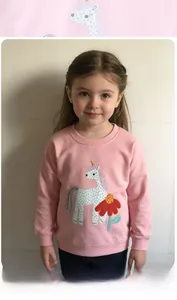 Détail du sweat-shirt en coton rose avec motifs de licorne et fleurs brodées