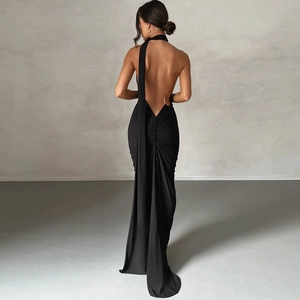 Detailansicht des rückenfreien Neckholder-Designs und des eleganten Falls der schwarzen Robe