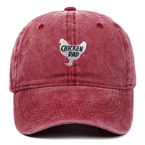 Détail de la broderie chicken dad sur une casquette en coton bordeaux délavé vintage