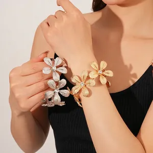 Luxus-Blumenarmband aus strukturiertem Metall mit Strassstein in Gold und Silberoptik
