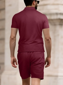 Vista posteriore del set polo e pantaloncini bordeaux jacquard da uomo strutturato