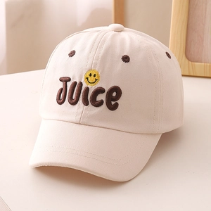 Detail der Kinder-Baumwollkappe mit besticktem Juice-Schriftzug und Smiley-Gesicht