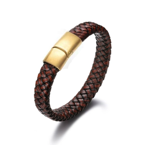 Bracelet tressé pour homme en cuir rouge et noir avec fermoir magnétique doré de près