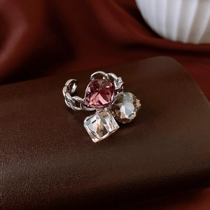 Détail de cristaux carrés roses et champagne sur une bague à maillons argentée