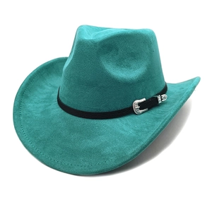 Détail du chapeau de cowboy en daim sarcelle avec large bord et bande en cuir noir à boucle