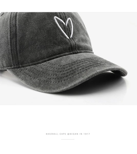 Nahaufnahme der Vintage Denim Basecap mit weißer Herzstickerei und Wascheffekt