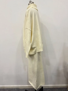Vue détaillée de l'ensemble en maille blanc crème montrant la texture sur un mannequin