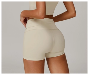 Gros plan sur le tissu respirant et les coutures du short de yoga taille haute