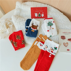 Détails de chaussettes de Noël en polaire corail avec motifs rennes et Père Noël mignons