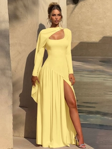 Robe maxi élégante jaune pâle à manches longues avec décolleté asymétrique et fente haute