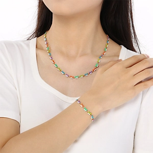 Conjunto de collar y pulsera de mariposas de colores en acabado dorado en modelo