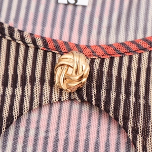Robe imprimée creuse française avec bouton doré et tissu en maille rayée extensible