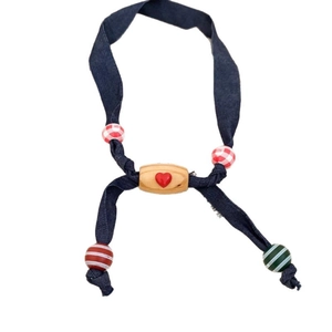 Collier pendentif chiot artisanal en tissu avec perles en bois et sangle denim