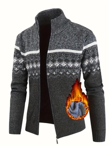 Détail d'un cardigan gris en tricot avec doublure polaire bleue et col zippé