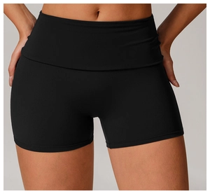 Détail du short de yoga recyclé à taille haute avec contrôle du ventre et tissu élastique