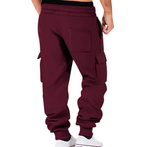 Rückansicht von weinroten Fleece-Cargo-Jogginghosen mit Seitentaschen und Rippbündchen