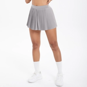 Detail des grauen Tennis-Faltenrocks mit hoher Taille und sportlicher A-Linien-Silhouette