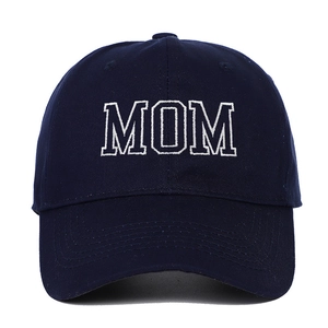 Gros plan sur la casquette de baseball en coton bleu marine avec broderie MOM blanche
