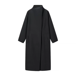 Elegante zwarte lange damesjas met opstaande kraag en een losse, wijde pasvorm