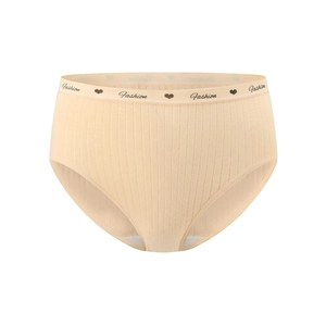 Gros plan sur la texture en coton côtelé de cette culotte haute couleur abricot