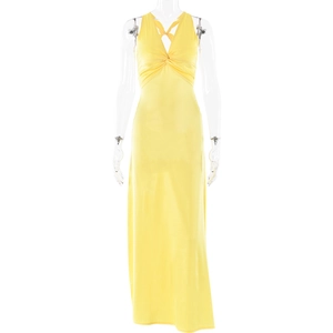 Détail du décolleté en V profond et nœud à la taille sur robe longue en satin jaune