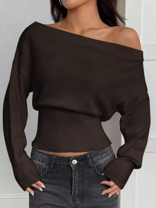 Détail d'un pull en maille marron foncé à épaules dénudées avec taille côtelée