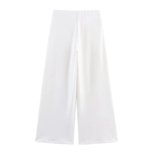 Vista frontal de los pantalones blancos de pierna ancha en tela suave de diseño minimal