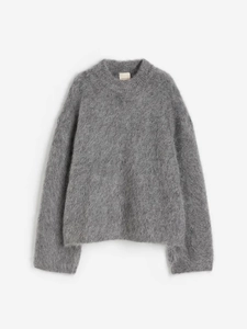 Elegante maglione grigio in maglia mohair ampia con texture morbida e scollo rotondo